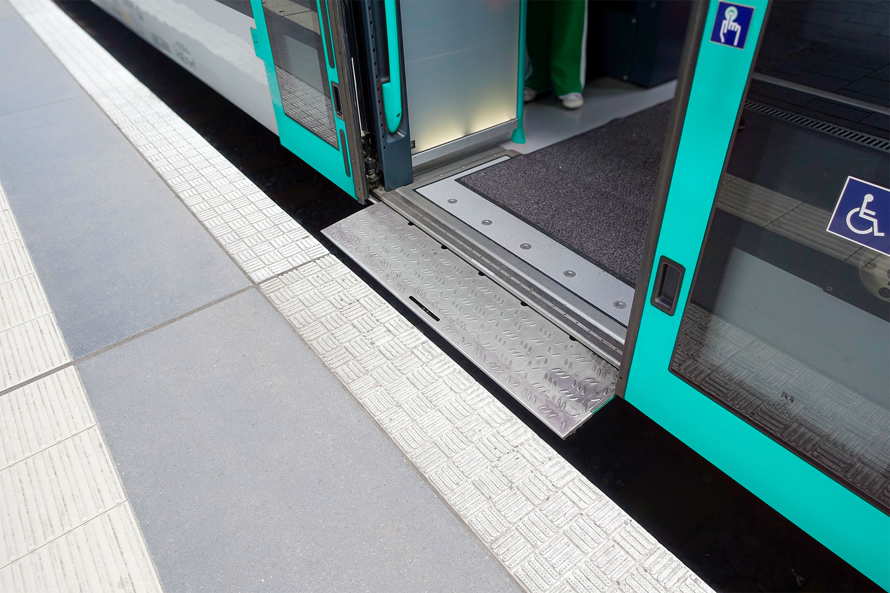 An example of step-free, accessible boarding